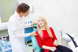 a doctor explaining impacted teeth